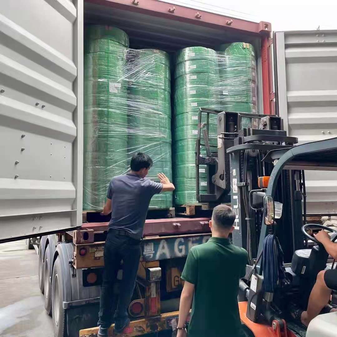Should You Use Stretch Film or Strapping Material for Heavy Loads?